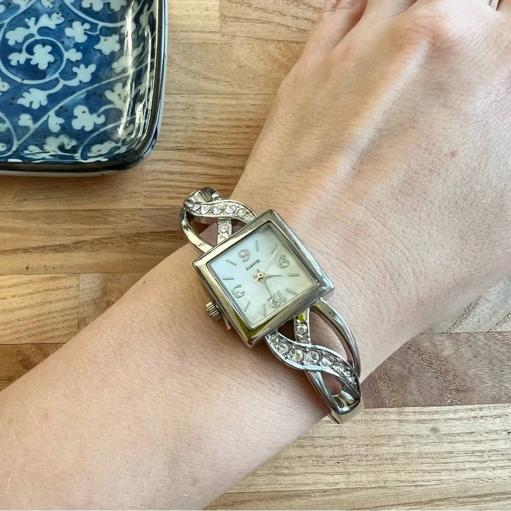 Unbranded ladies square silver tone hinged bangle bracelet watch NEW BATTERY